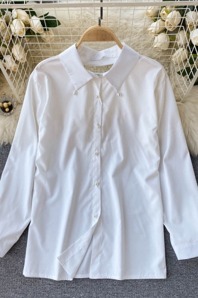 Női ing csupasz háttal, fehér és fekete gyöngyökkel