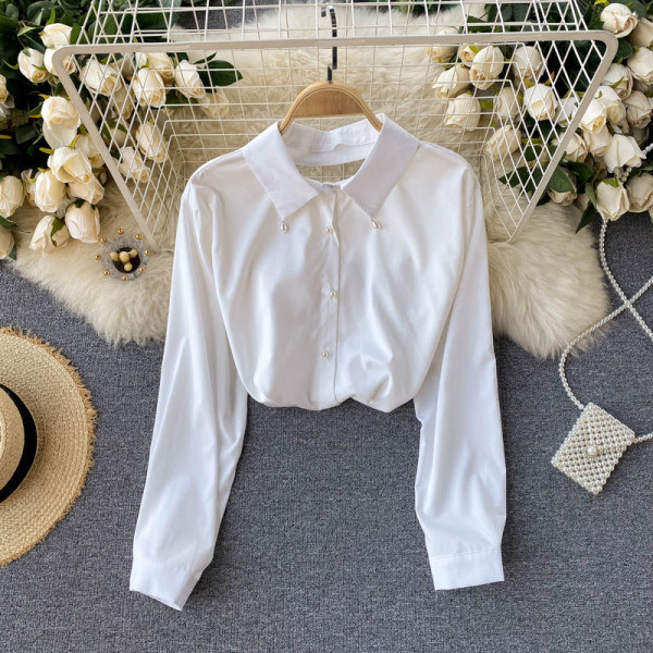 Női ing csupasz háttal, fehér és fekete gyöngyökkel