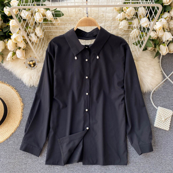 Női ing csupasz háttal, fehér és fekete gyöngyökkel