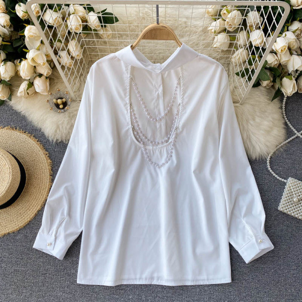 Női ing csupasz háttal, fehér és fekete gyöngyökkel