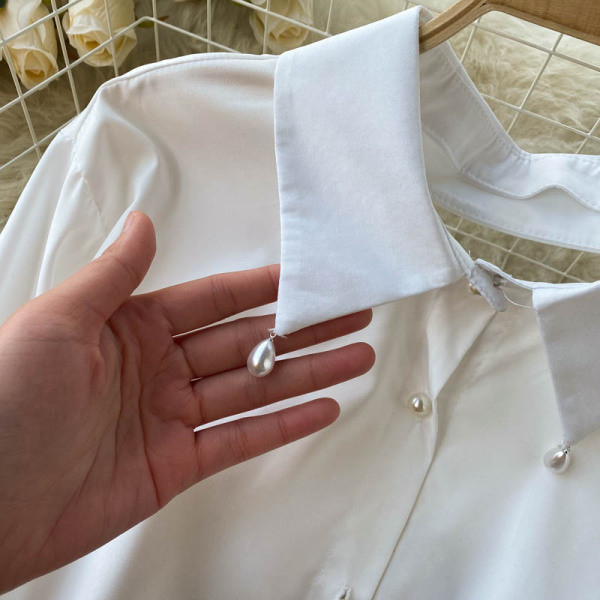 Női ing csupasz háttal, fehér és fekete gyöngyökkel