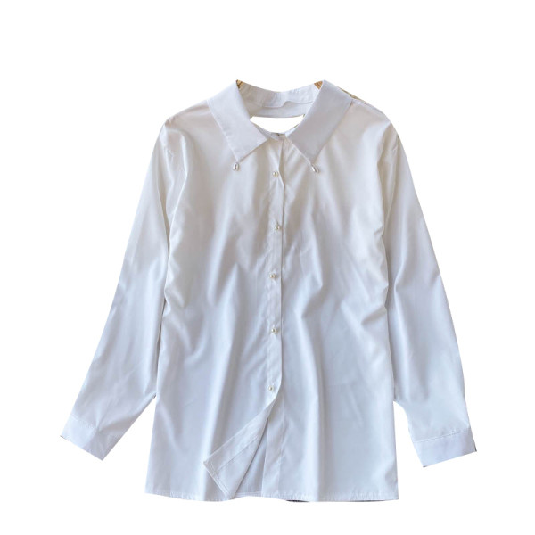 Női ing csupasz háttal, fehér és fekete gyöngyökkel