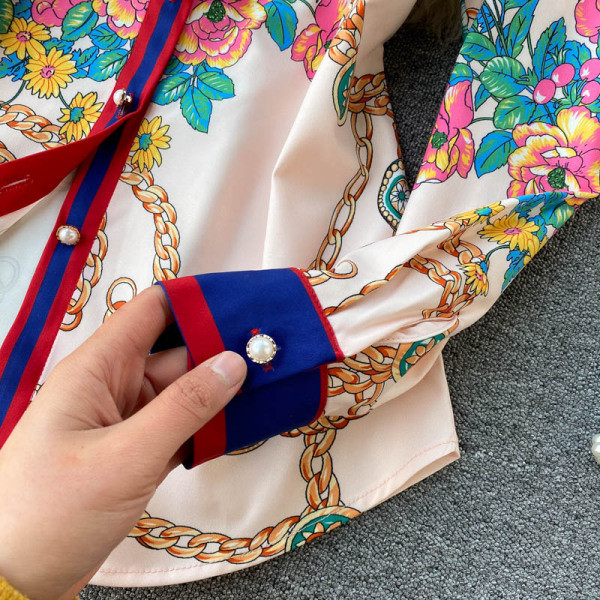 Többszínű női ing virágmintával és klasszikus gallérral