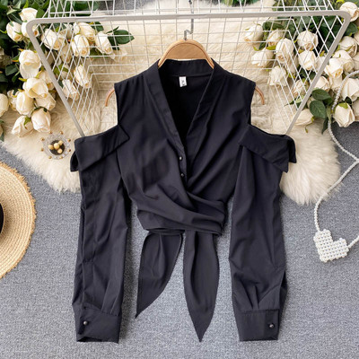 Elegantna ženska košulja s golim ramenima i špic izrezom