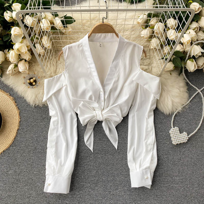 Elegantna ženska košulja s golim ramenima i špic izrezom