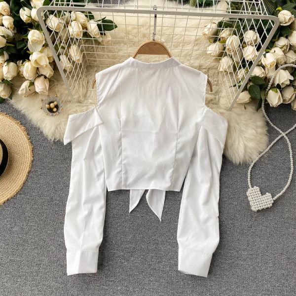 Elegantna ženska košulja s golim ramenima i špic izrezom