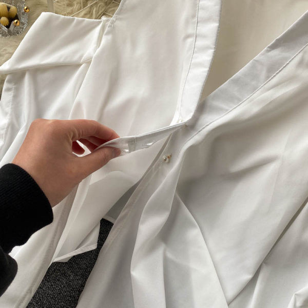 Elegantna ženska košulja s golim ramenima i špic izrezom