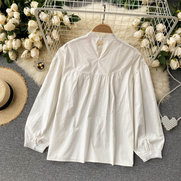 Stílusos női ing csipkével és széles ujjú fehér színben