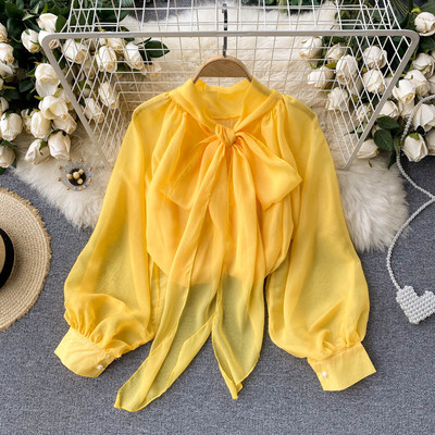 Modern női ing szalaggal a gallérján