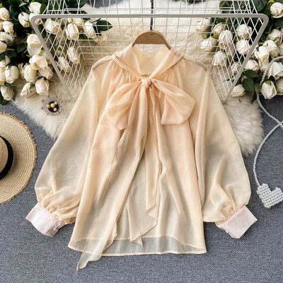 Modern női ing szalaggal a gallérján