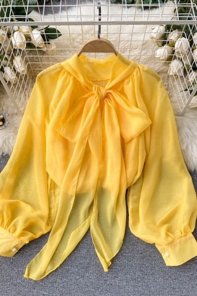 Modern női ing szalaggal a gallérján