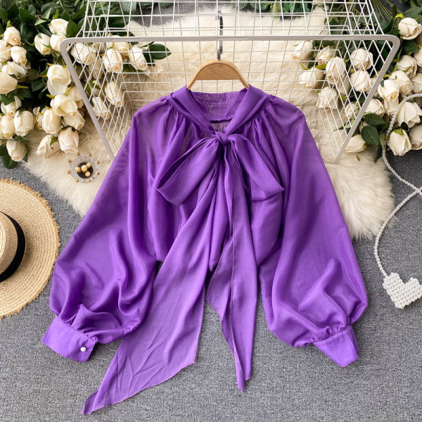 Modern női ing szalaggal a gallérján