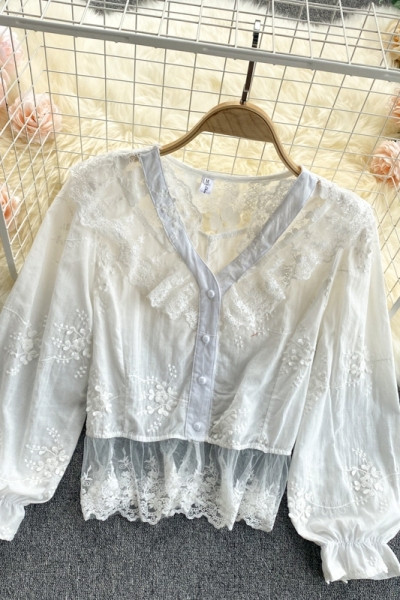 Naiste moodne nööpide ja spitsikaelusega pitssärk