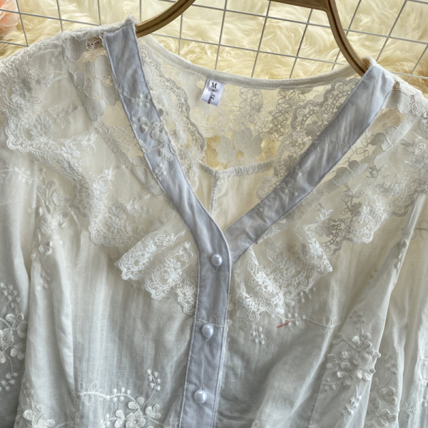 Naiste moodne nööpide ja spitsikaelusega pitssärk