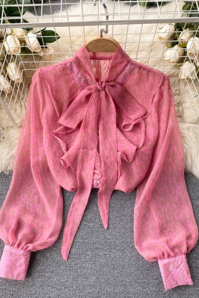 Elegantna ženska košulja s trakom na ovratniku i uvojcima