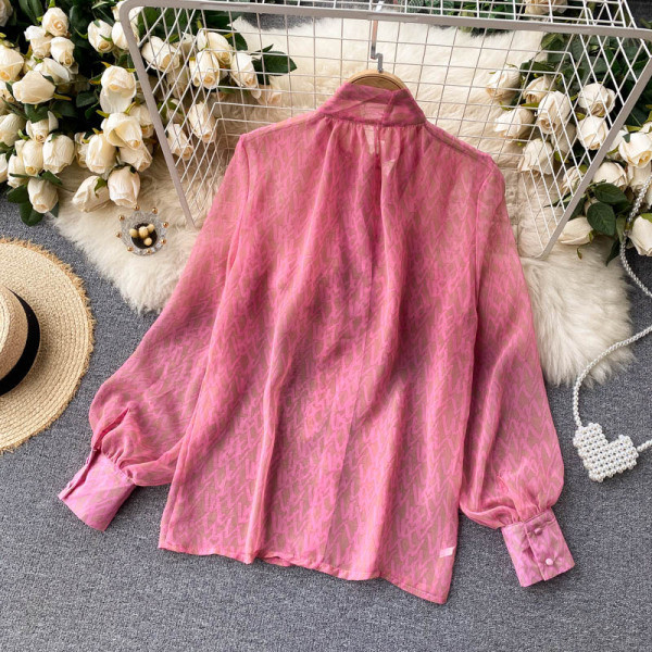 Elegantna ženska košulja s trakom na ovratniku i uvojcima