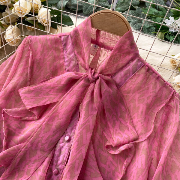 Elegantna ženska košulja s trakom na ovratniku i uvojcima