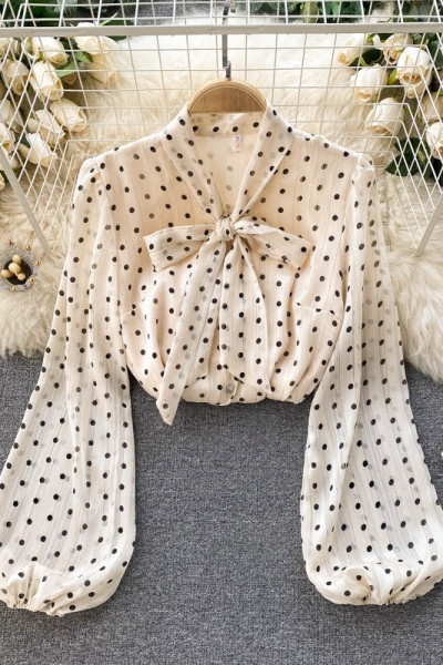 Modern női pöttyös ing gallérján szalaggal