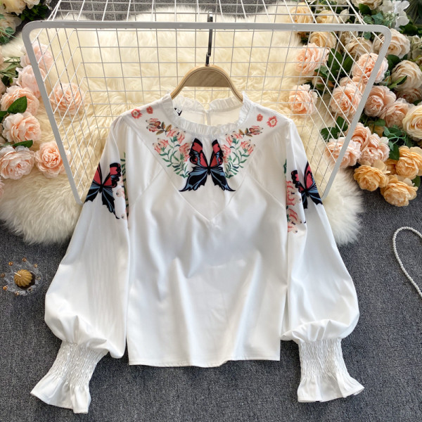 Ženska košulja s printom u boji i ovalnim dekolteom