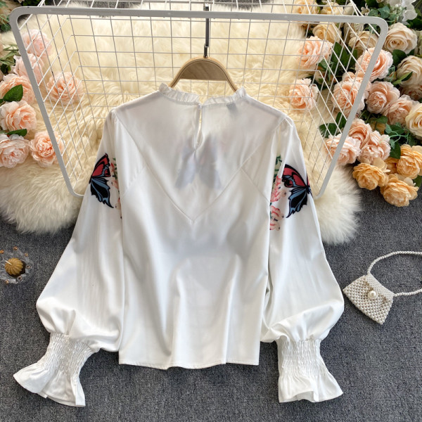 Ženska košulja s printom u boji i ovalnim dekolteom