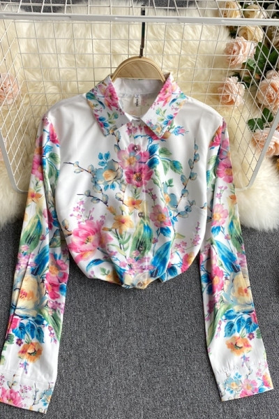 Színes női ing virágmintával és klasszikus gallérral