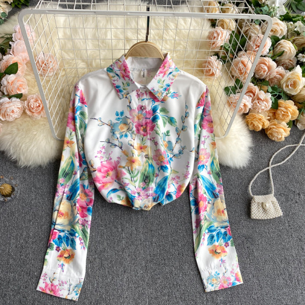 Színes női ing virágmintával és klasszikus gallérral