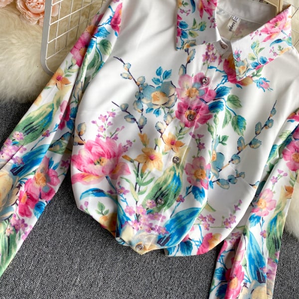 Színes női ing virágmintával és klasszikus gallérral
