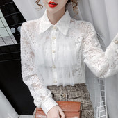 Μοντέρνο γυναικείο δαντελωτό πουκάμισο με κλασικό κολάρο σε λευκό και μπεζ χρώμα