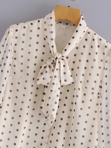 Naiste tüllsärk, mille kaeluses on pael