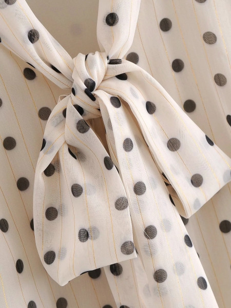 Naiste tüllsärk, mille kaeluses on pael