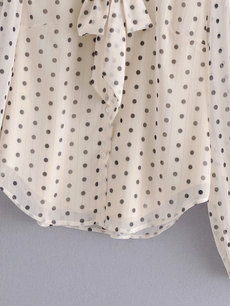 Naiste tüllsärk, mille kaeluses on pael