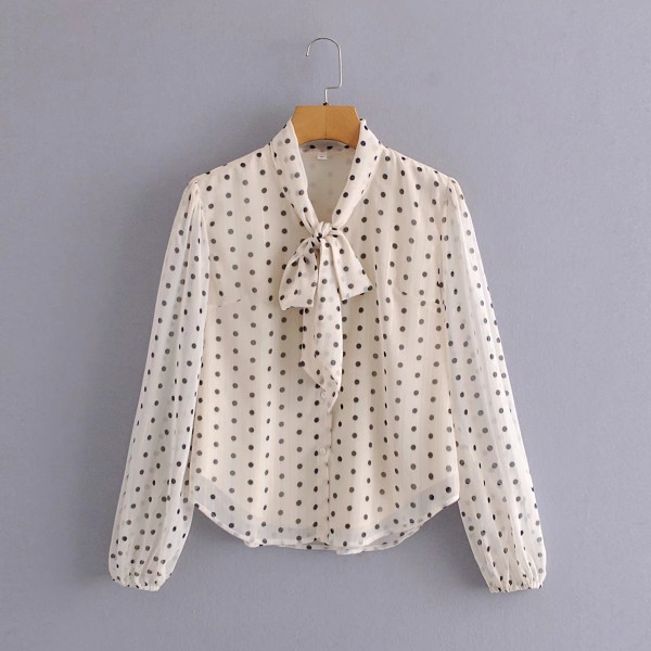 Naiste tüllsärk, mille kaeluses on pael