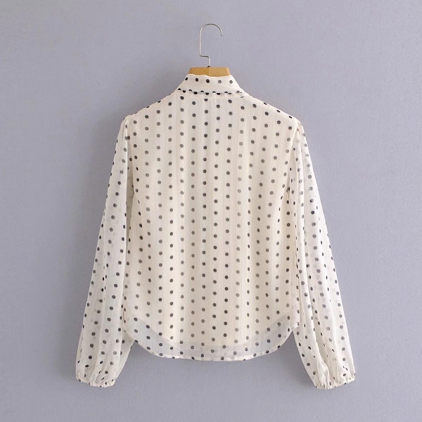 Naiste tüllsärk, mille kaeluses on pael