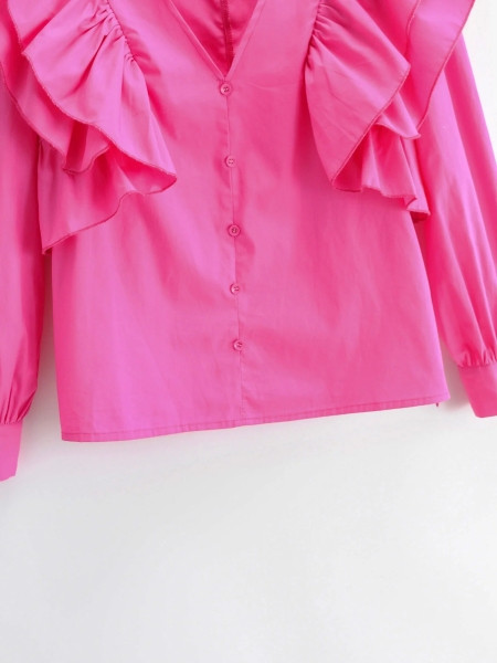 Ženska košulja sa špic izrezom i kovrčama