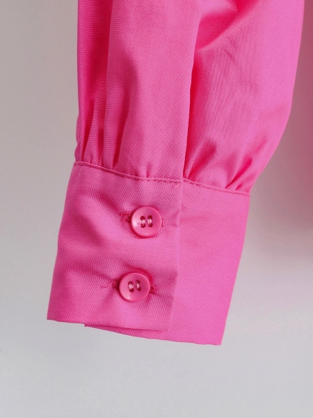 Ženska košulja sa špic izrezom i kovrčama