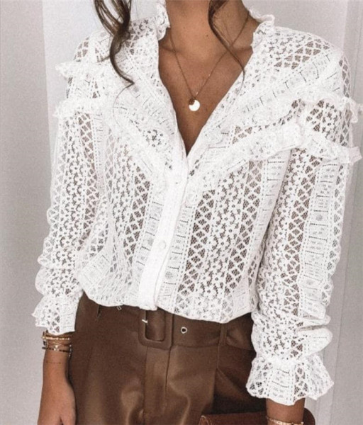 Γυναικείο δαντελωτό  πουκάμισο σε λευκό χρώμα και ντεκολτέ