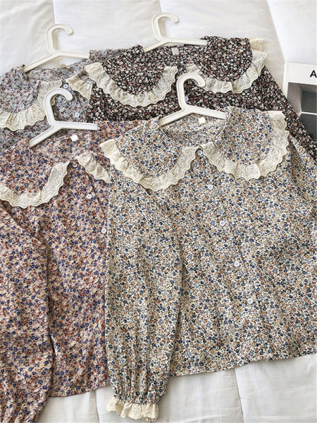 Női ing virágos motívumokkal és gombokkal