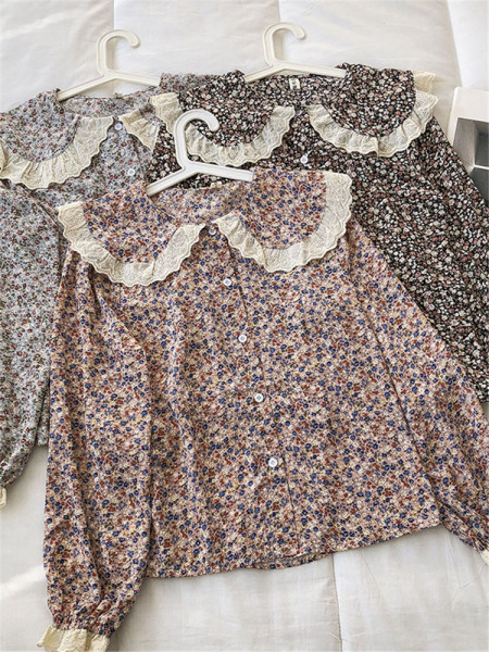 Női ing virágos motívumokkal és gombokkal