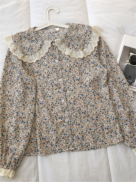 Női ing virágos motívumokkal és gombokkal