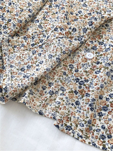 Női ing virágos motívumokkal és gombokkal