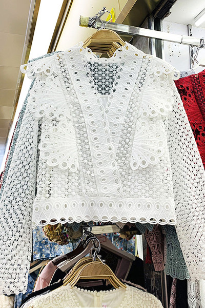 Novi model ženske košulje sa dugim rukavima i špic izrezom