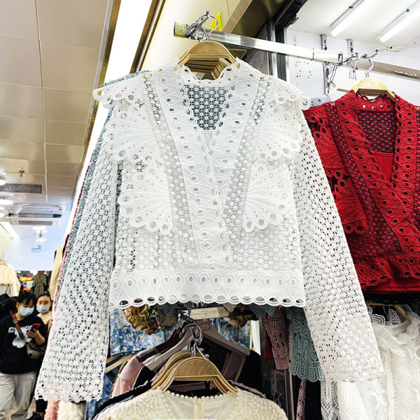 Novi model ženske košulje sa dugim rukavima i špic izrezom