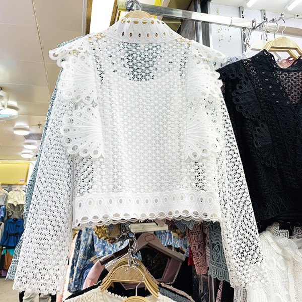 Novi model ženske košulje sa dugim rukavima i špic izrezom