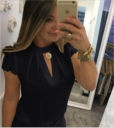 Актуална дамска риза с къс, дантелен ръкав