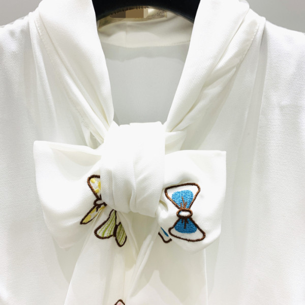 Modern női ing fűzővel és hímzéssel, fehér színben