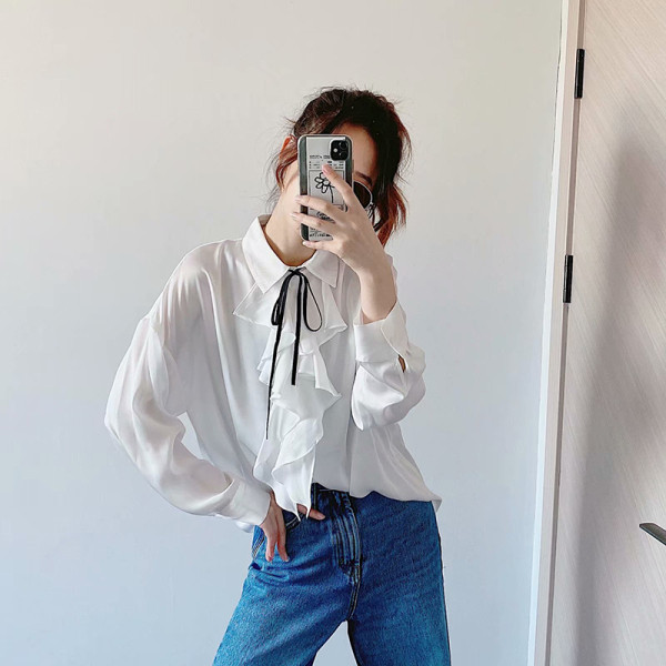 Női elegáns fehér ing békával