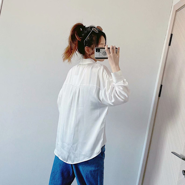 Női elegáns fehér ing békával