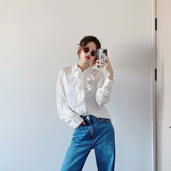 Női elegáns fehér ing békával