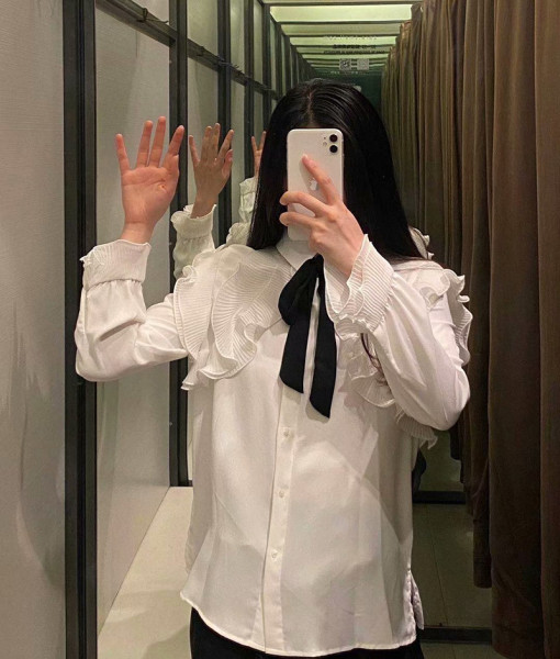 Ženska elegantna bijela košulja na lokne