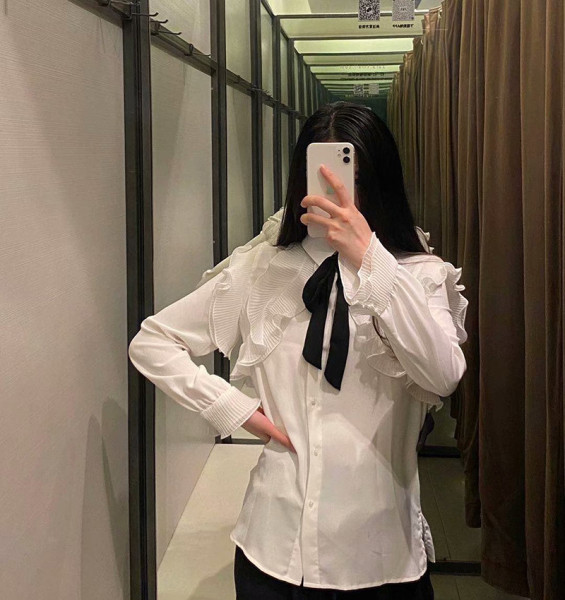 Ženska elegantna bijela košulja na lokne